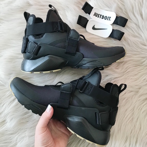 Nike Shoes - Nike air huarache city sneaker